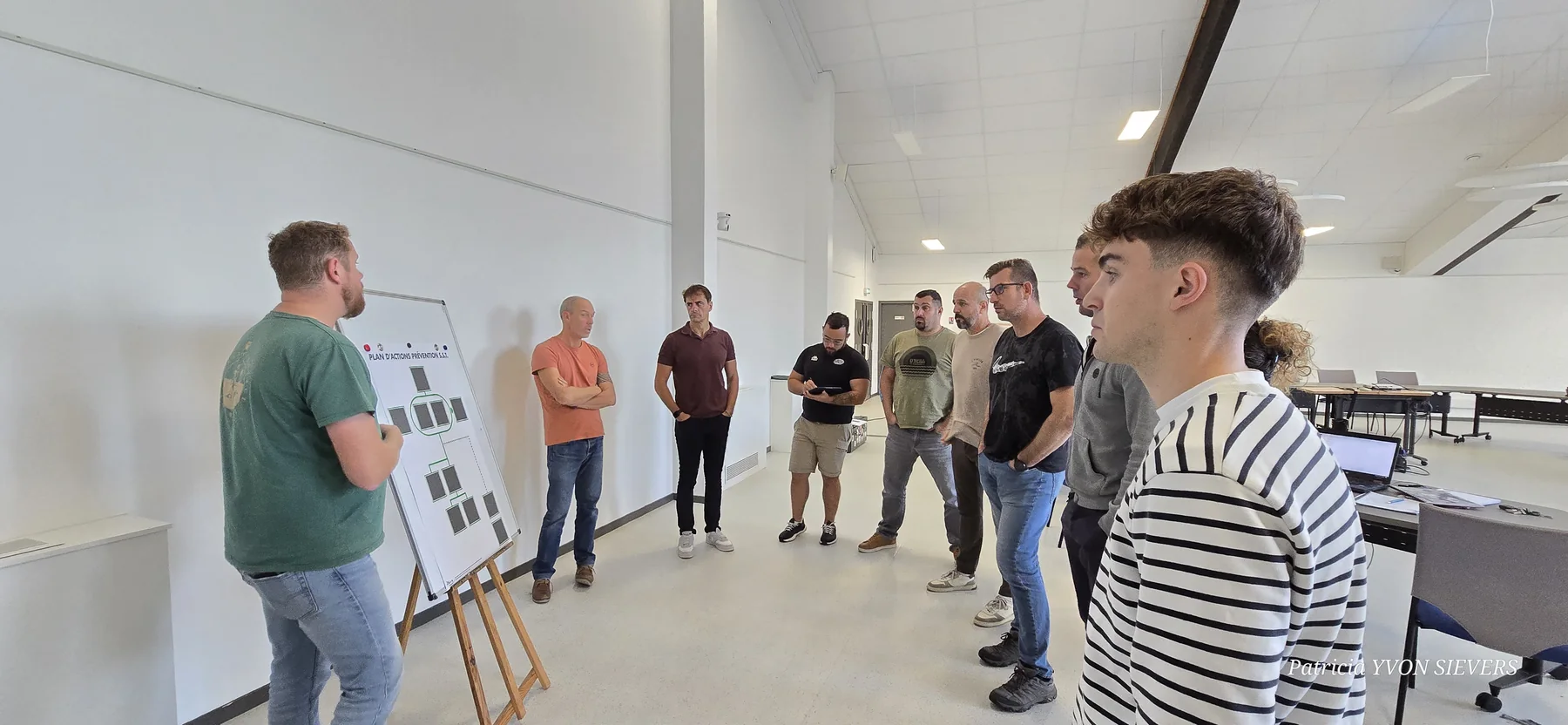 Groupe analysant une situation de travail